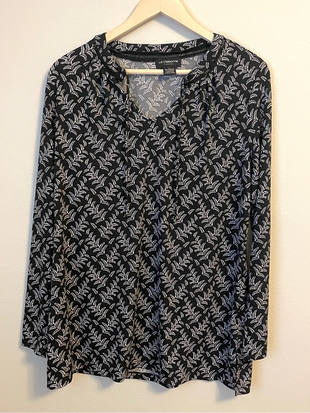 Liz Claiborne - Black Long-Sleeve V-Neck Top with Leaf Print - Size L